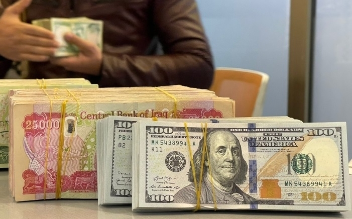 بۆچی بەهای دینار بەرامبەر دۆلار دادەبەزێت؟